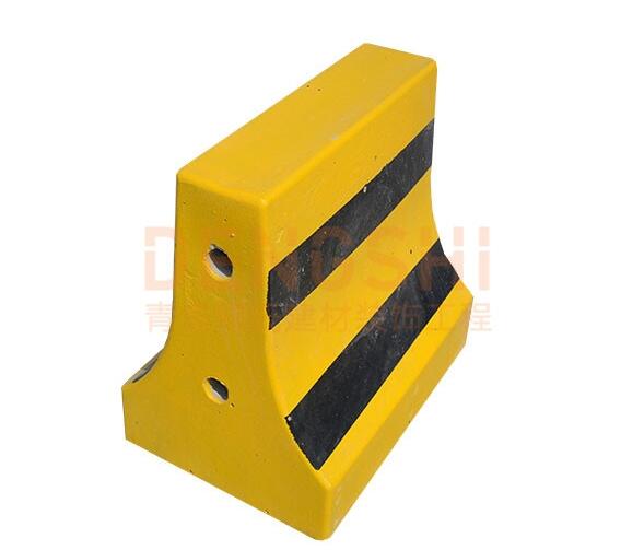 混凝土隔離墩在道路安全設施中的應用價值——青島鄧氏產品介紹